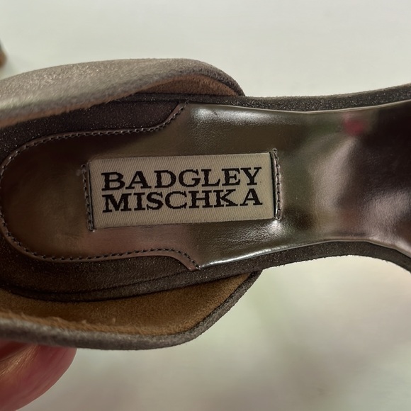 Badgley Mischka peep toe Pumps with jeweled buckle - Picture 3 of 9